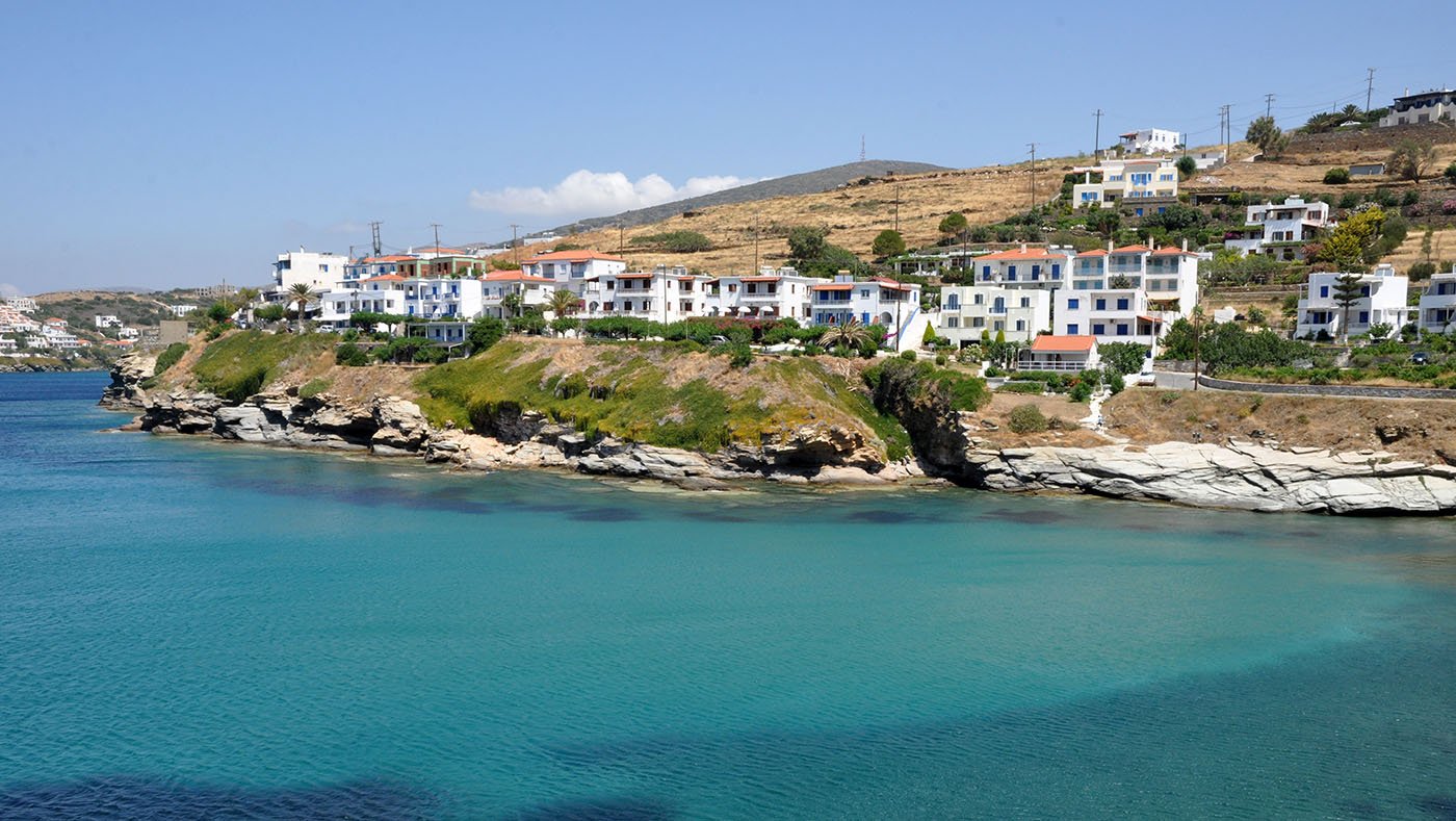 Το ΒΙΛΛΑ ΛΙΜΑΝΑΚΙ έχει την ωραιότερη θέση στο μαγευτικό ΜΠΑΤΣΙ της Άνδρου, στη θέση Στιβάρι με θέα το απέραντο γαλάζιο του Αιγαίου. Το ΒΙΛΛΑ ΛΙΜΑΝΑΚΙ έχει την ωραιότερη θέση στο μαγευτικό ΜΠΑΤΣΙ της Άνδρου, στη θέση Στιβάρι με θέα το απέραντο γαλάζιο του Αιγαίου.